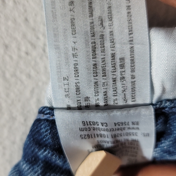 HOLLISTER Ultra High-Waist High-Rise Mom Jean Straight Leg Ripped Torn Denim W28 - Picture 13 of 15